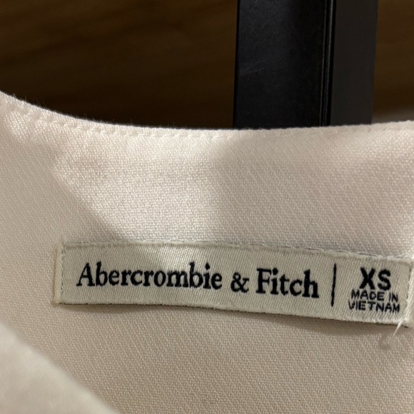 Abercrombie Mara button through vest in the white/cream color size XS - Picture 3 of 9